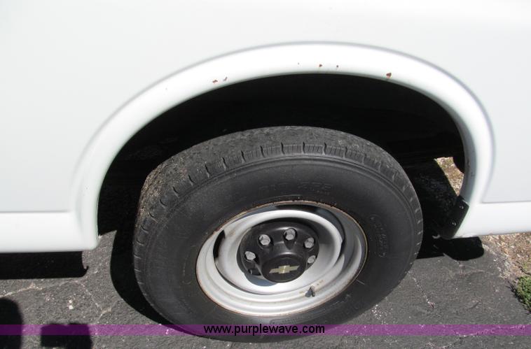 image for item E2178 2002 Chevrolet G3500 extended cargo van