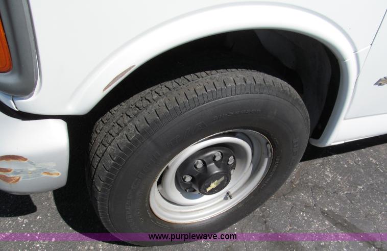 image for item E2178 2002 Chevrolet G3500 extended cargo van