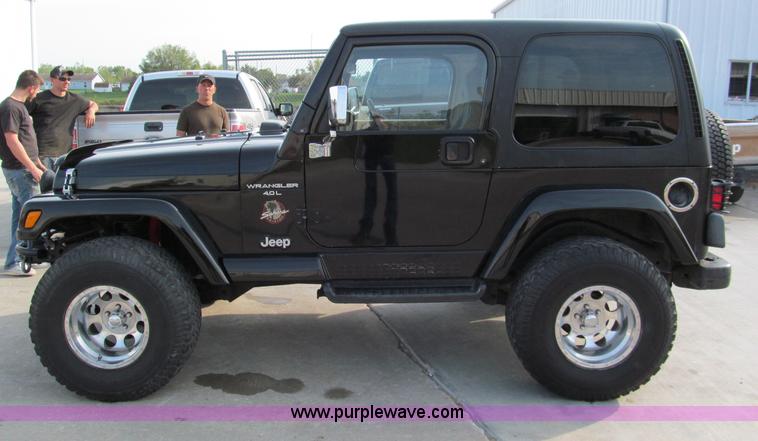 image for item E2183 2000 Jeep Wrangler Sahara SUV