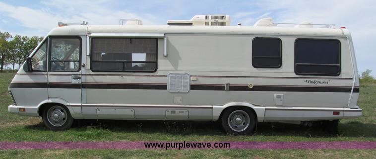 image for item E2192 1985 Chevrolet P30 Wind Cruiser motorhome RV