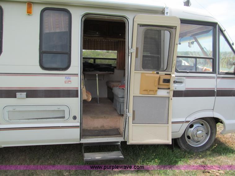 image for item E2192 1985 Chevrolet P30 Wind Cruiser motorhome RV