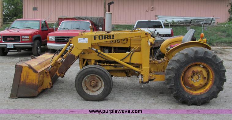 image for item E5514 1975 Ford 335 industrial tractor