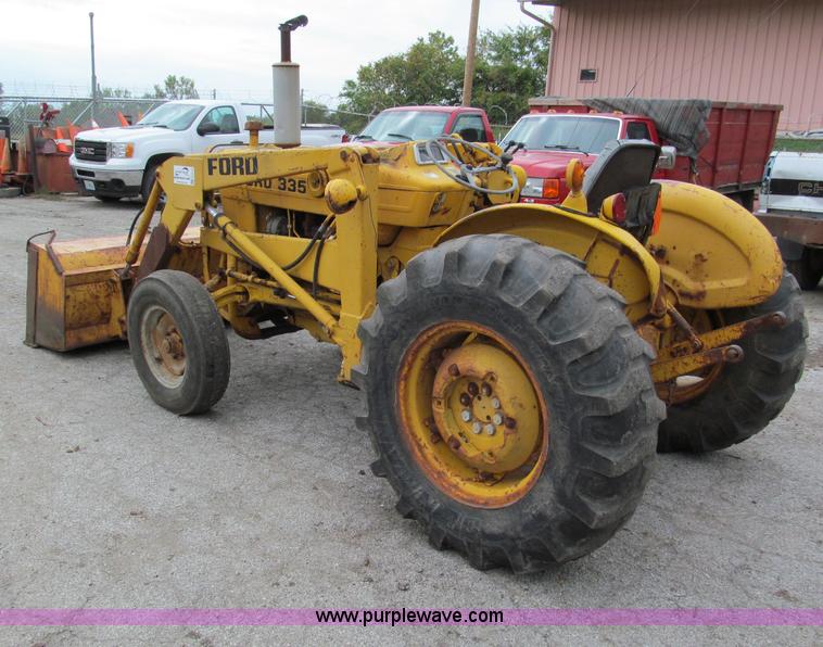 image for item E5514 1975 Ford 335 industrial tractor