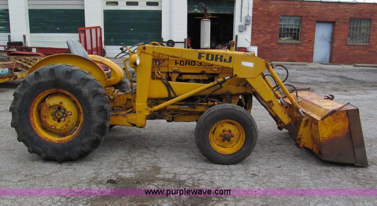 image for item E5514 1975 Ford 335 industrial tractor