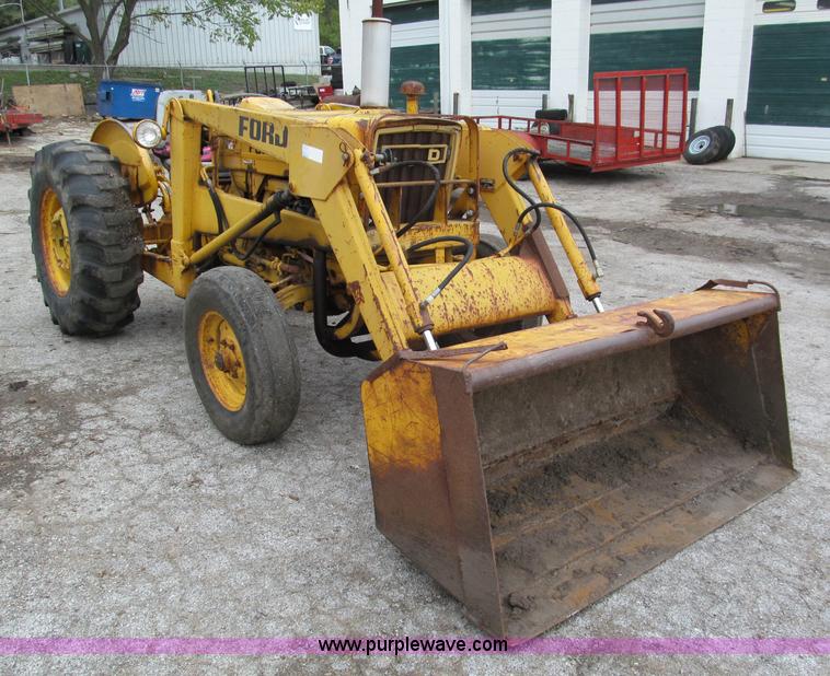 image for item E5514 1975 Ford 335 industrial tractor