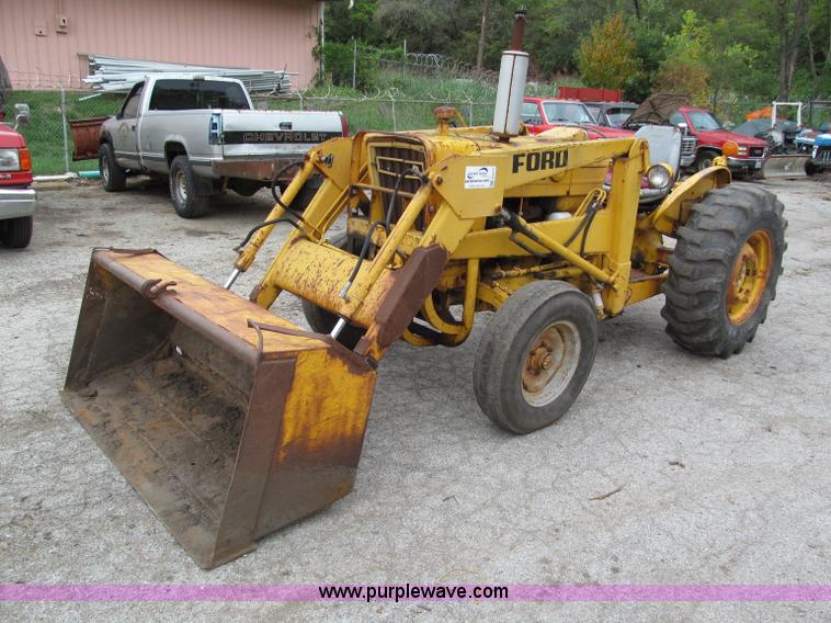 image for item E5514 1975 Ford 335 industrial tractor