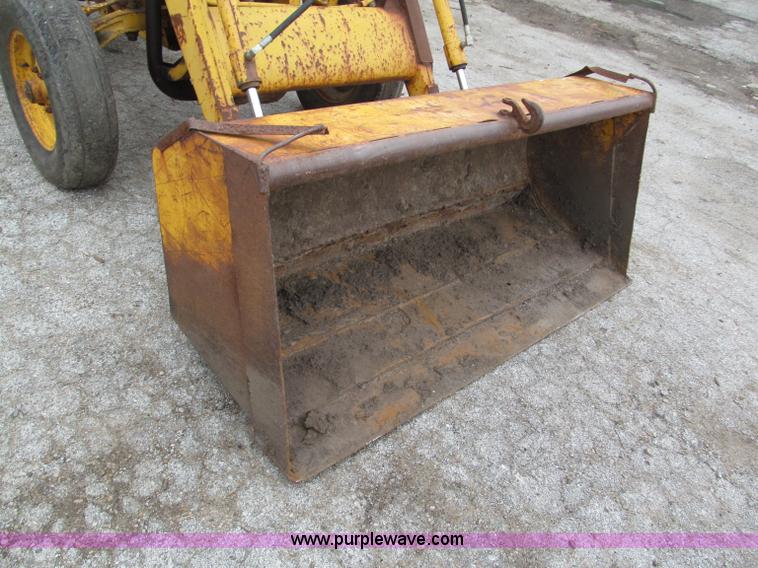 image for item E5514 1975 Ford 335 industrial tractor