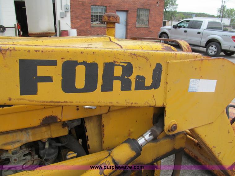 image for item E5514 1975 Ford 335 industrial tractor