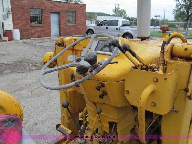 image for item E5514 1975 Ford 335 industrial tractor