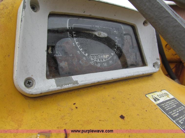 image for item E5514 1975 Ford 335 industrial tractor