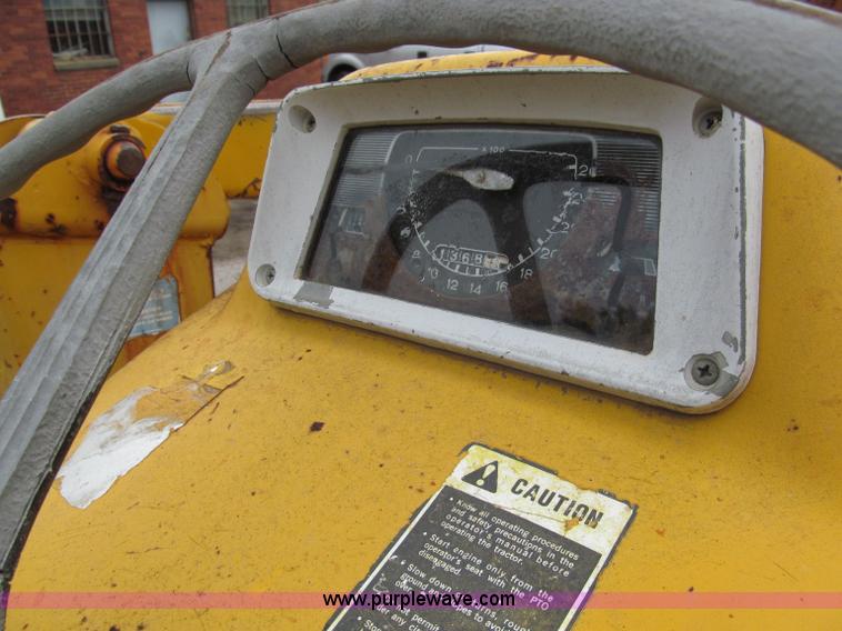 image for item E5514 1975 Ford 335 industrial tractor