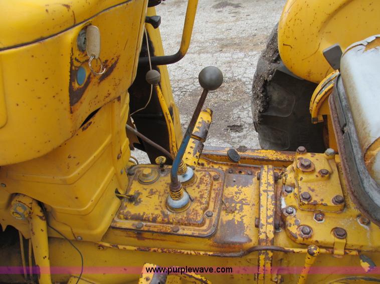 image for item E5514 1975 Ford 335 industrial tractor