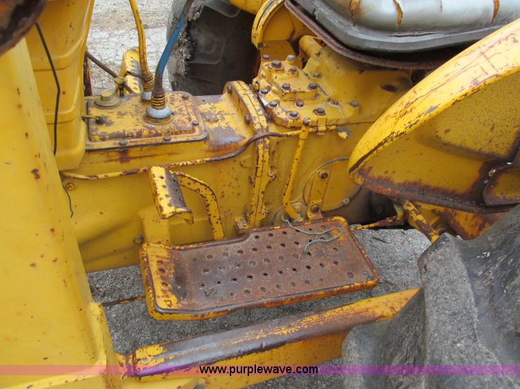 image for item E5514 1975 Ford 335 industrial tractor