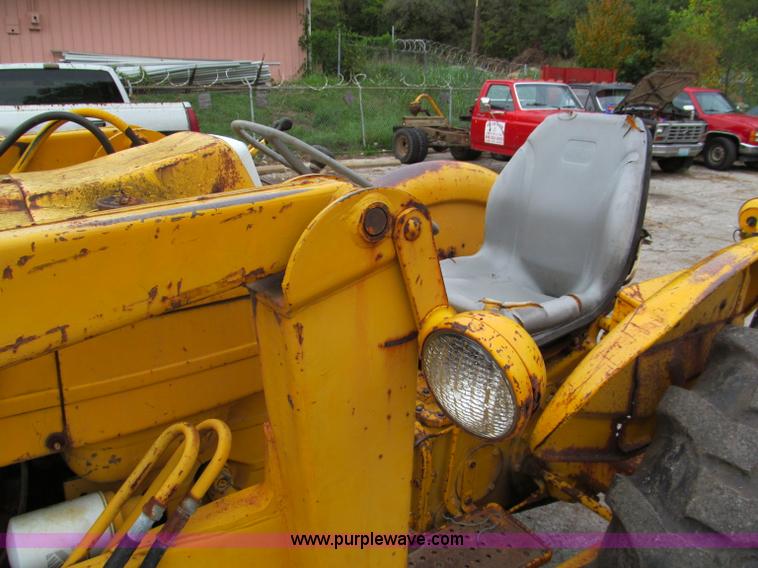 image for item E5514 1975 Ford 335 industrial tractor