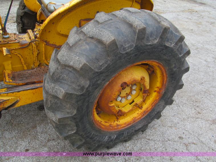 image for item E5514 1975 Ford 335 industrial tractor