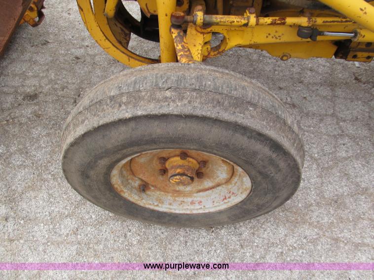 image for item E5514 1975 Ford 335 industrial tractor