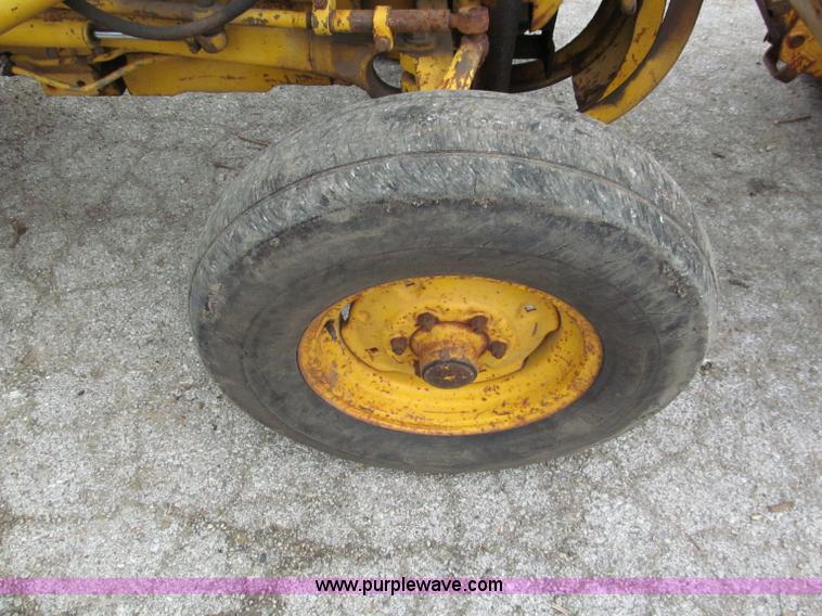 image for item E5514 1975 Ford 335 industrial tractor