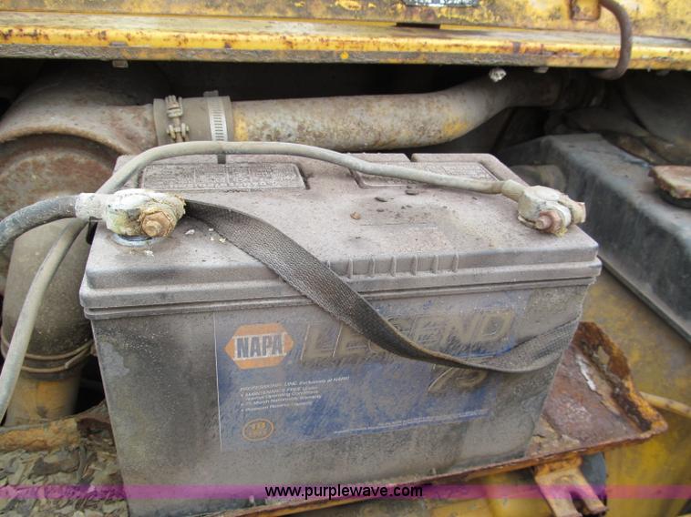 image for item E5514 1975 Ford 335 industrial tractor