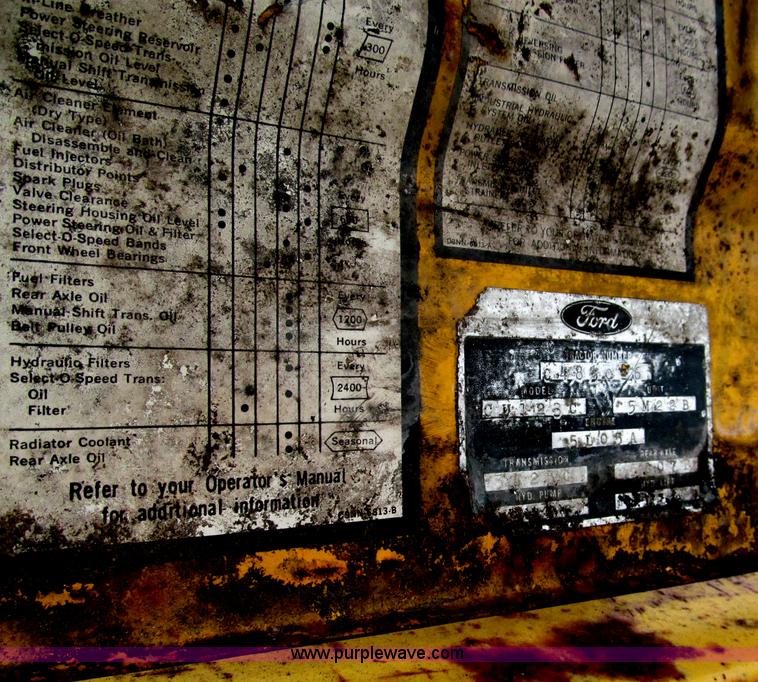 image for item E5514 1975 Ford 335 industrial tractor