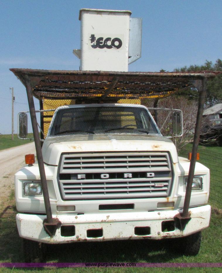 image for item E8047 1984 Ford F700 bucket truck