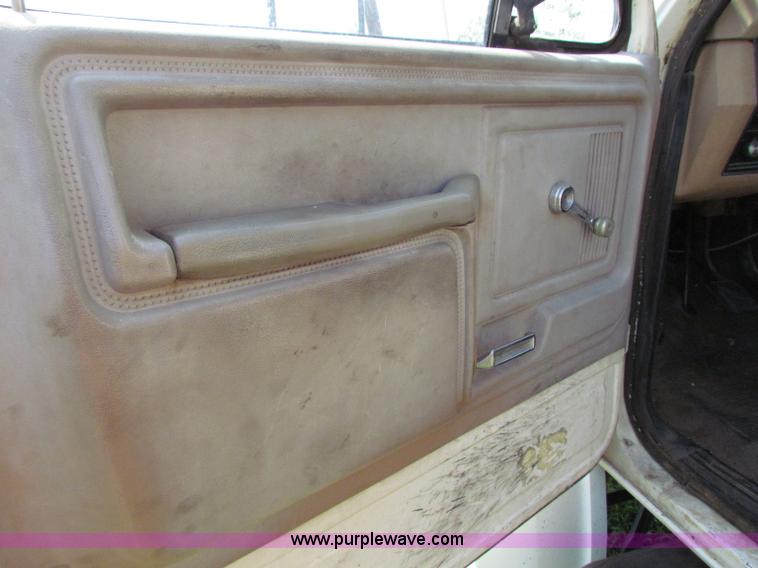 image for item E8047 1984 Ford F700 bucket truck