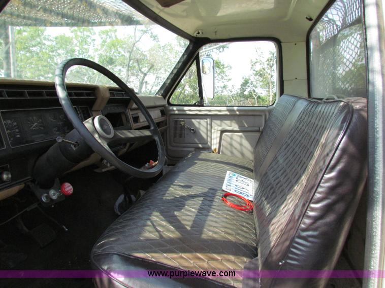 image for item E8047 1984 Ford F700 bucket truck