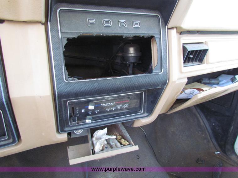 image for item E8047 1984 Ford F700 bucket truck