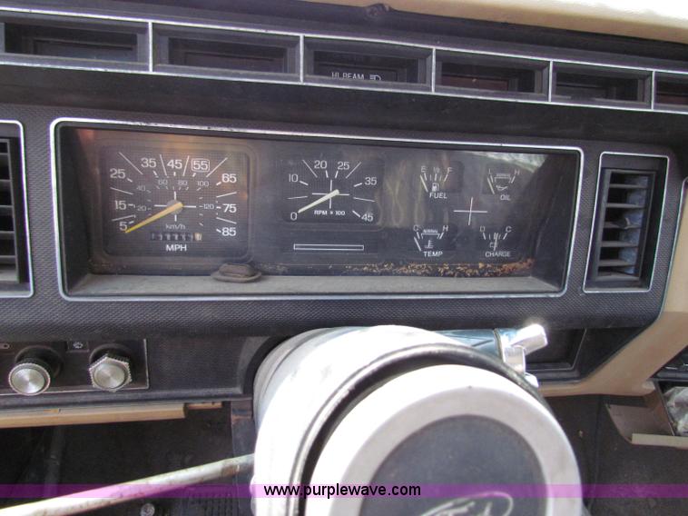 image for item E8047 1984 Ford F700 bucket truck