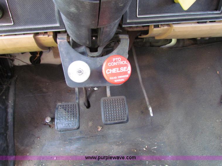 image for item E8047 1984 Ford F700 bucket truck