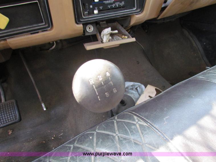 image for item E8047 1984 Ford F700 bucket truck