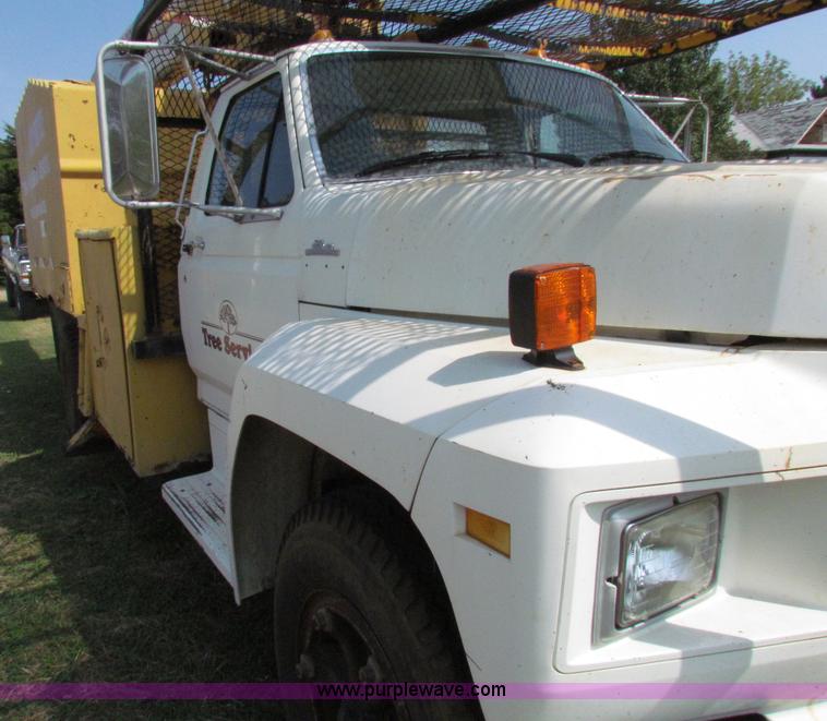 image for item E8047 1984 Ford F700 bucket truck