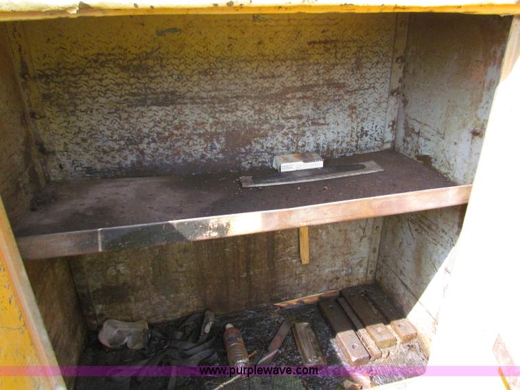 image for item E8047 1984 Ford F700 bucket truck