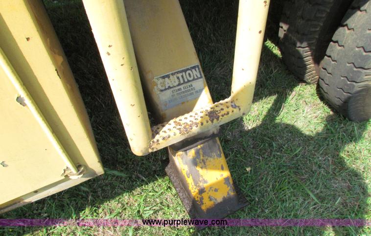 image for item E8047 1984 Ford F700 bucket truck