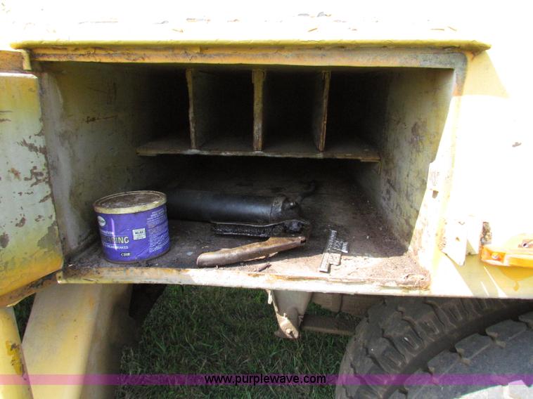 image for item E8047 1984 Ford F700 bucket truck