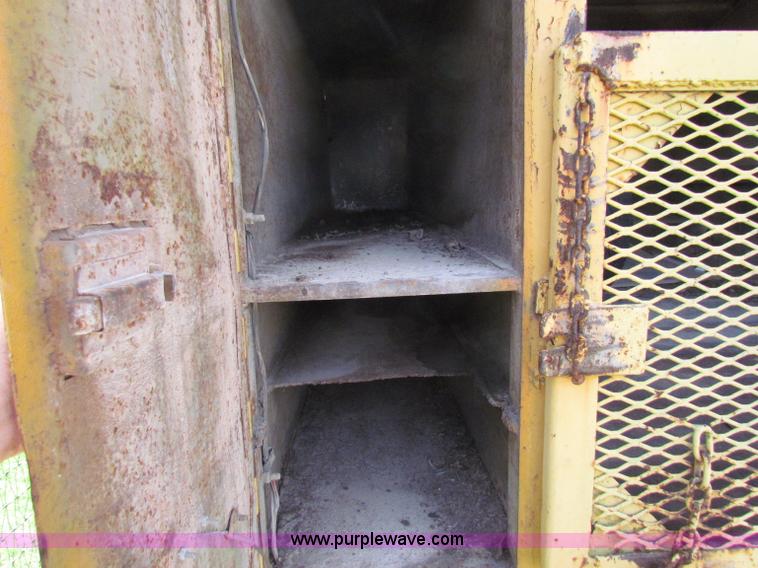 image for item E8047 1984 Ford F700 bucket truck