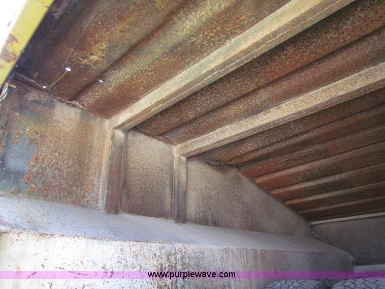 image for item E8047 1984 Ford F700 bucket truck