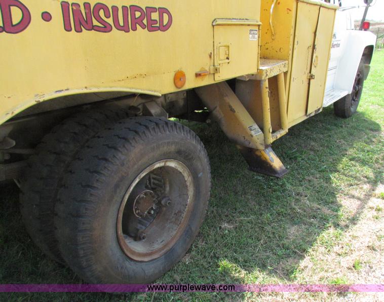 image for item E8047 1984 Ford F700 bucket truck