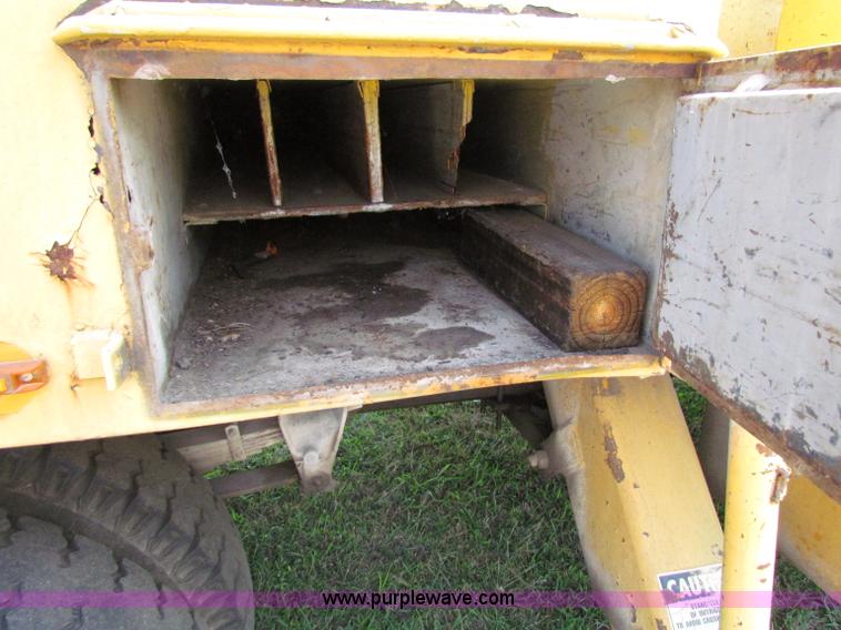 image for item E8047 1984 Ford F700 bucket truck