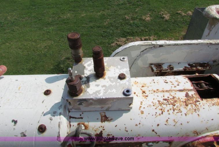 image for item E8047 1984 Ford F700 bucket truck