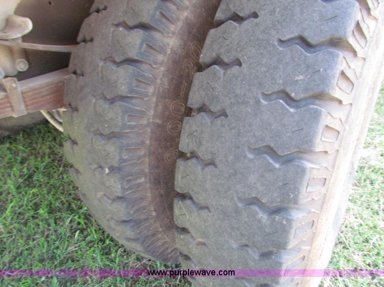 image for item E8047 1984 Ford F700 bucket truck