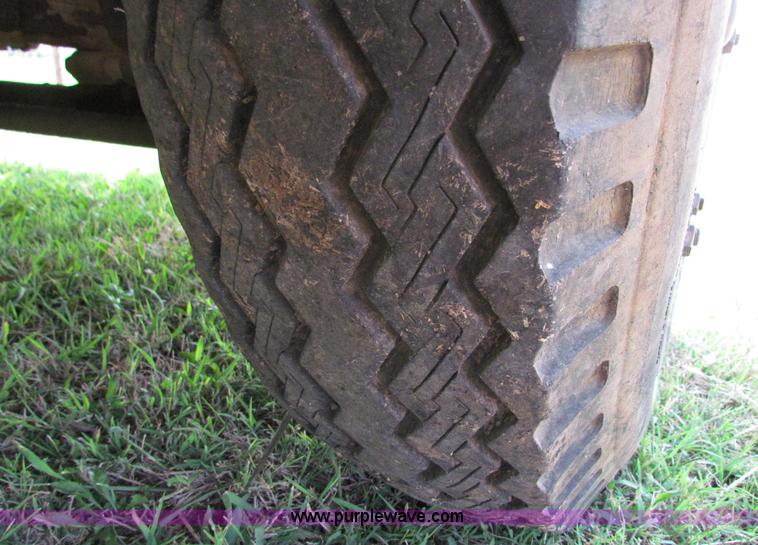 image for item E8047 1984 Ford F700 bucket truck