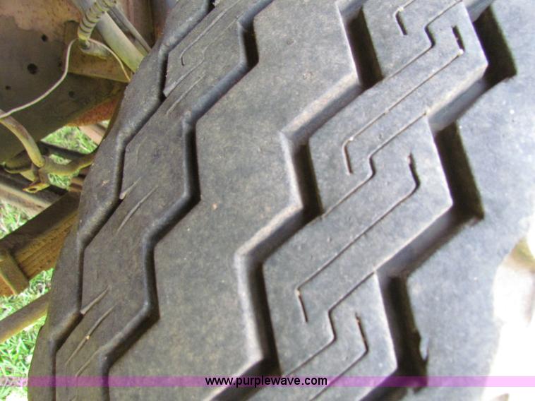 image for item E8047 1984 Ford F700 bucket truck