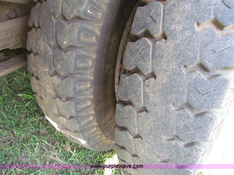 image for item E8047 1984 Ford F700 bucket truck