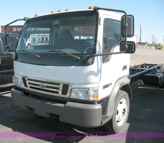 image for item F4580 2006 Ford LCF truck cab and chassis