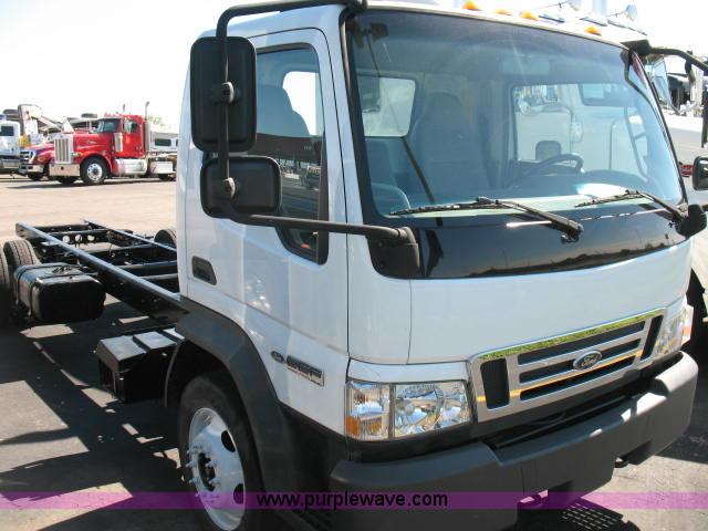 image for item F4580 2006 Ford LCF truck cab and chassis
