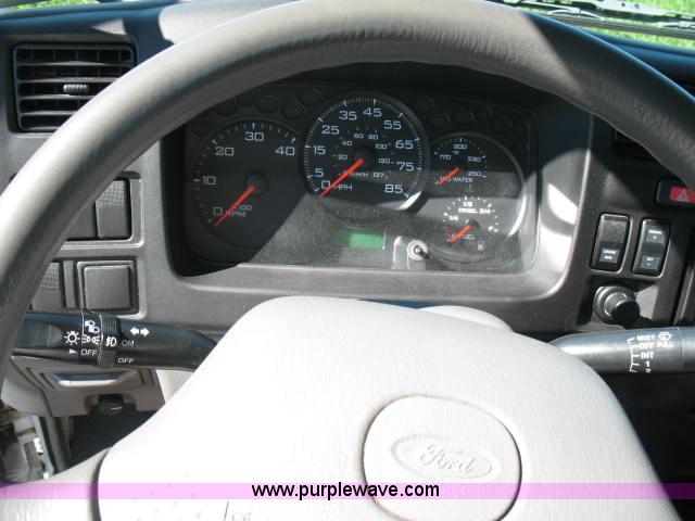 image for item F4580 2006 Ford LCF truck cab and chassis