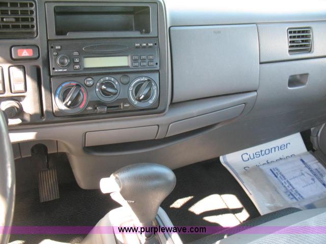 image for item F4580 2006 Ford LCF truck cab and chassis