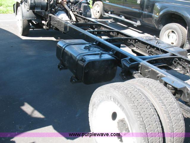 image for item F4580 2006 Ford LCF truck cab and chassis