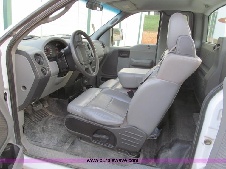 image for item F4583 2006 Ford F150 pickup truck