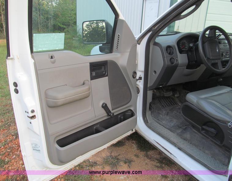 image for item F4583 2006 Ford F150 pickup truck